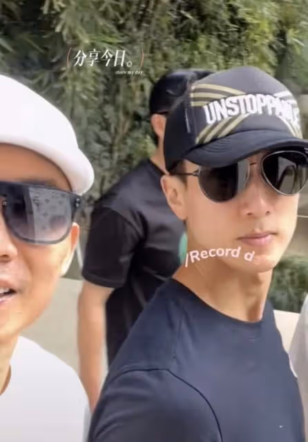 眾星送娃上學後集體狂歡!冉瑩穎被老公抱腿親吻,鄭愷等包場打球