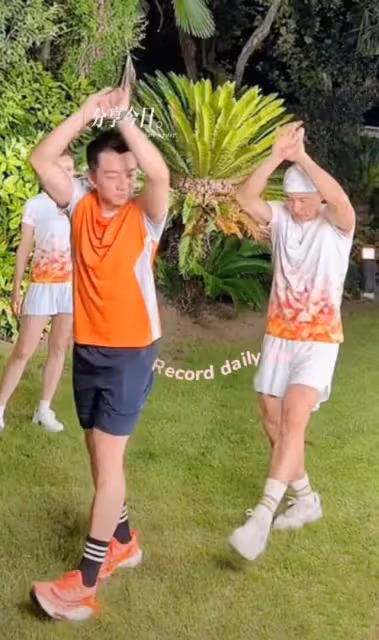 眾星送娃上學後集體狂歡!冉瑩穎被老公抱腿親吻,鄭愷等包場打球