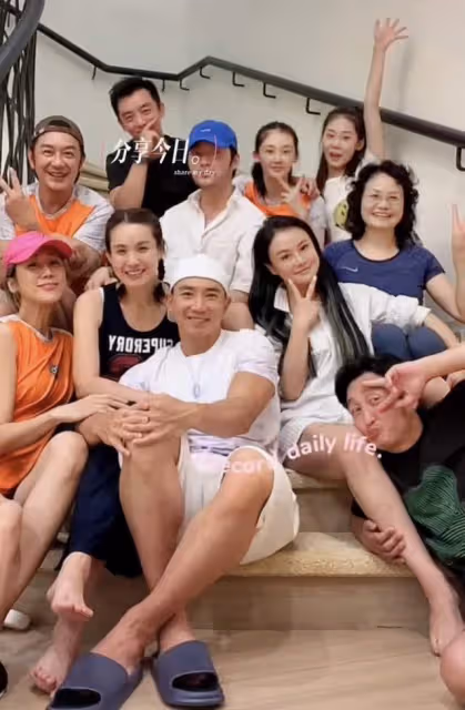 眾星送娃上學後集體狂歡!冉瑩穎被老公抱腿親吻,鄭愷等包場打球