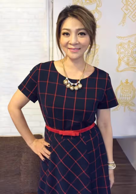 太辣了啦!王彩樺「不畏寒流穿縷空上衣」辣秀身材 月甩4kg「53歲越活越少女」:不愧是台灣濱崎步