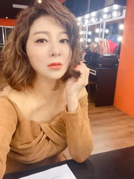 太辣了啦!王彩樺「不畏寒流穿縷空上衣」辣秀身材 月甩4kg「53歲越活越少女」:不愧是台灣濱崎步