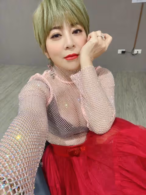 太辣了啦!王彩樺「不畏寒流穿縷空上衣」辣秀身材 月甩4kg「53歲越活越少女」:不愧是台灣濱崎步
