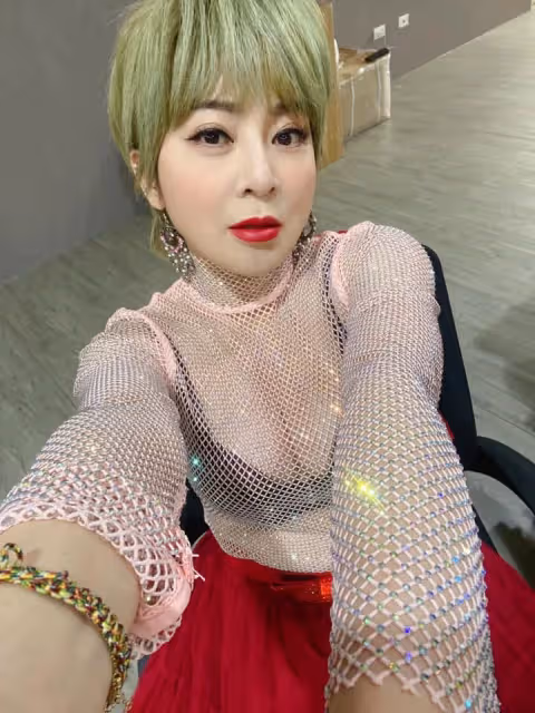 太辣了啦!王彩樺「不畏寒流穿縷空上衣」辣秀身材 月甩4kg「53歲越活越少女」:不愧是台灣濱崎步