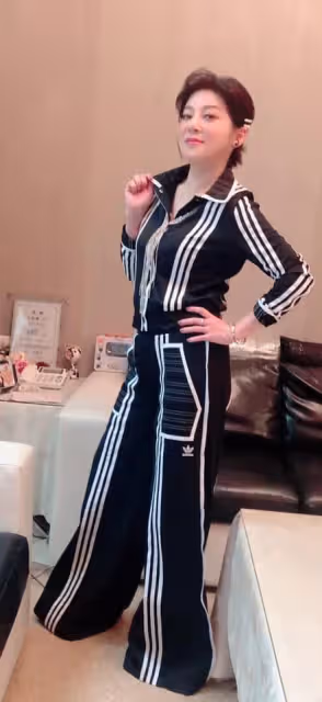 太辣了啦!王彩樺「不畏寒流穿縷空上衣」辣秀身材 月甩4kg「53歲越活越少女」:不愧是台灣濱崎步