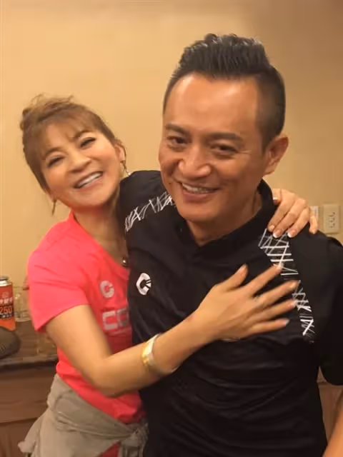太辣了啦!王彩樺「不畏寒流穿縷空上衣」辣秀身材 月甩4kg「53歲越活越少女」:不愧是台灣濱崎步