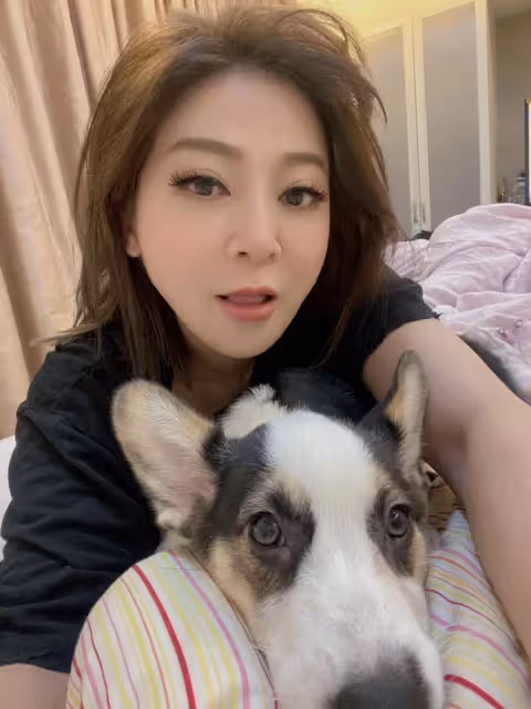 太辣了啦!王彩樺「不畏寒流穿縷空上衣」辣秀身材 月甩4kg「53歲越活越少女」:不愧是台灣濱崎步