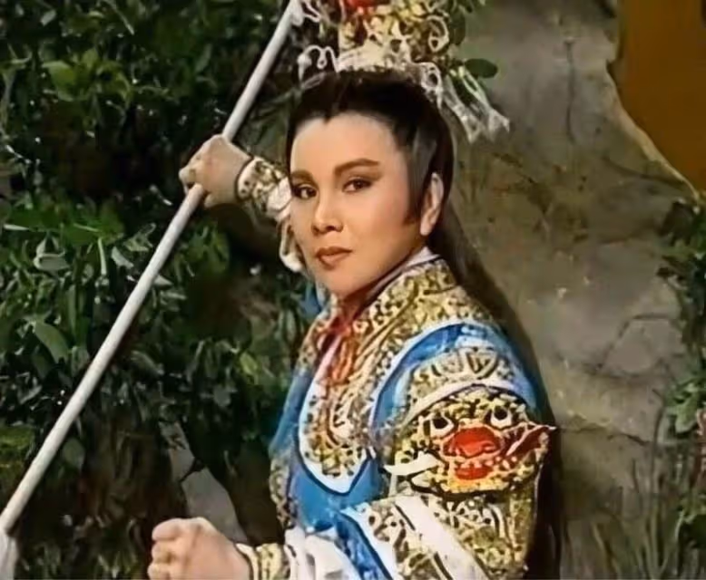 小生扮相帥翻!歌仔戲天王雨天摔倒「驚傳受傷手術5小時」病況曝光 65歲「半隱退生活曝」遺憾女兒不認媽