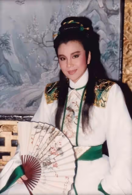 小生扮相帥翻!歌仔戲天王雨天摔倒「驚傳受傷手術5小時」病況曝光 65歲「半隱退生活曝」遺憾女兒不認媽
