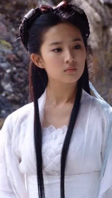 完美逆襲!14年前「給劉亦菲撐傘」顏值出眾,今成收視女王擁身家45億,離婚後更是活成少女