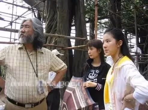 完美逆襲!14年前「給劉亦菲撐傘」顏值出眾,今成收視女王擁身家45億,離婚後更是活成少女