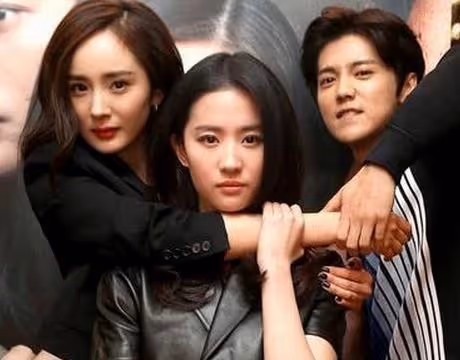完美逆襲!14年前「給劉亦菲撐傘」顏值出眾,今成收視女王擁身家45億,離婚後更是活成少女