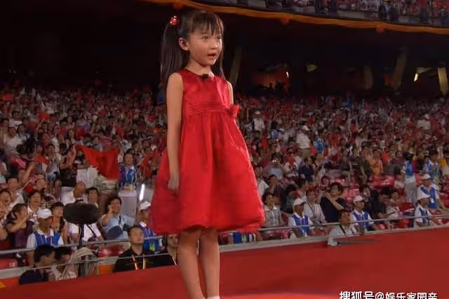 還記得唱《北京歡迎你》的紅衣小女孩嗎？時隔12年，今美到認不出