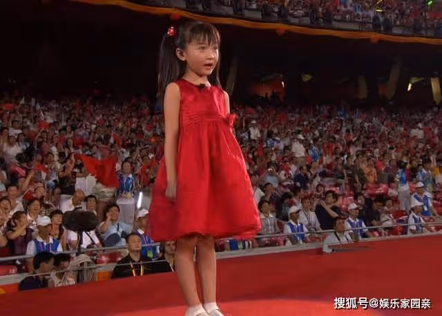 還記得唱《北京歡迎你》的紅衣小女孩嗎？時隔12年，今美到認不出