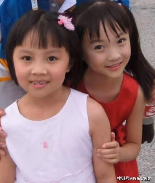 還記得唱《北京歡迎你》的紅衣小女孩嗎？時隔12年，今美到認不出