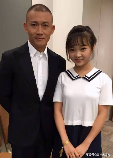 還記得唱《北京歡迎你》的紅衣小女孩嗎？時隔12年，今美到認不出
