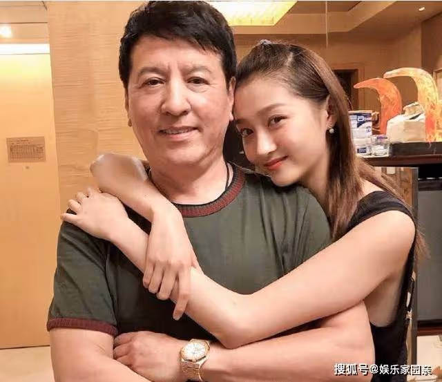關曉彤父親真實身份曝光，整整低調了20多年，原來這麼熟悉