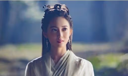 以為陳鈺琪長得夠美了,看到她助理後,你才知道什麼叫美
