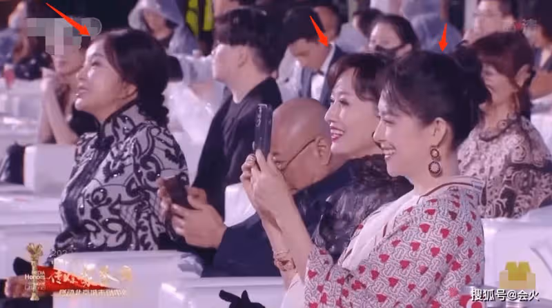 劉曉慶紅毯上指揮攝影師!面泛油光眼袋深重