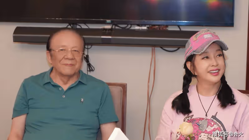 劉曉慶紅毯上指揮攝影師!面泛油光眼袋深重