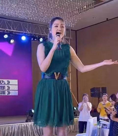 洪欣街頭商演無人捧場,為養家降低身價,50歲依舊在為老公打拚!