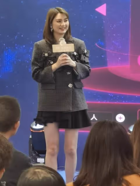 洪欣街頭商演無人捧場,為養家降低身價,50歲依舊在為老公打拚!