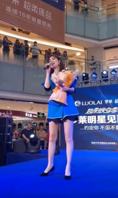 洪欣街頭商演無人捧場,為養家降低身價,50歲依舊在為老公打拚!