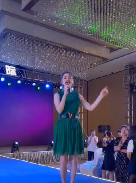洪欣街頭商演無人捧場,為養家降低身價,50歲依舊在為老公打拚!
