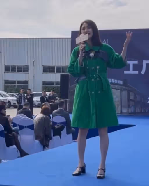 洪欣街頭商演無人捧場,為養家降低身價,50歲依舊在為老公打拚!