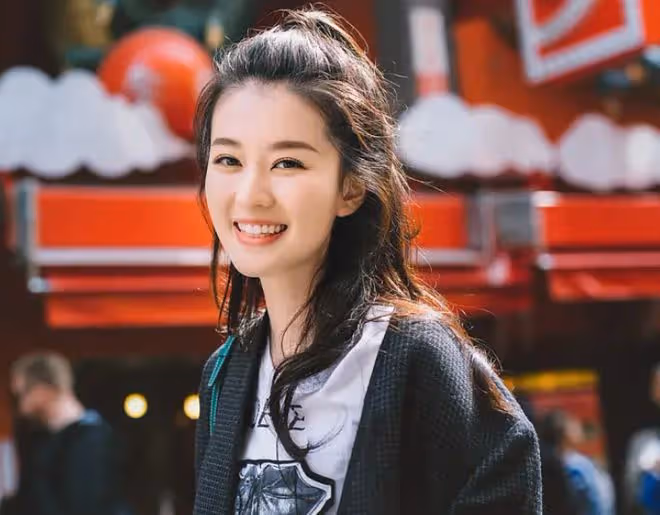 演員喬欣拎48萬包逛街被偶遇!身材高挑太出眾,連髮夾也要上千元