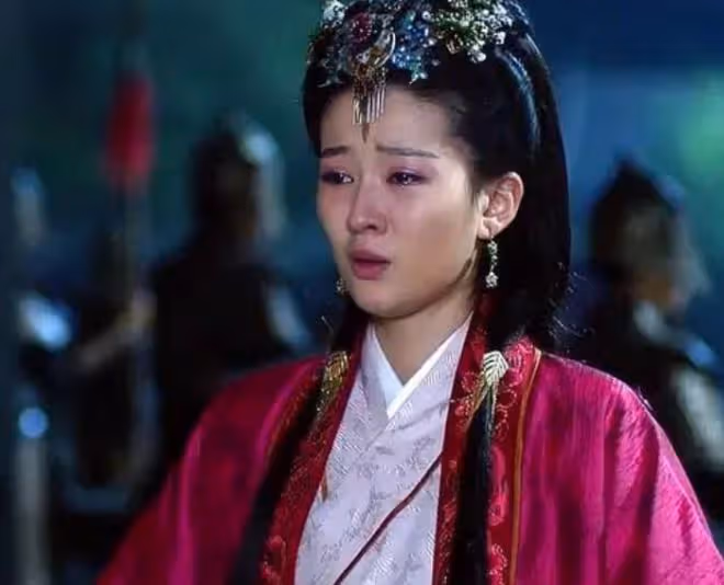 演員喬欣拎48萬包逛街被偶遇!身材高挑太出眾,連髮夾也要上千元