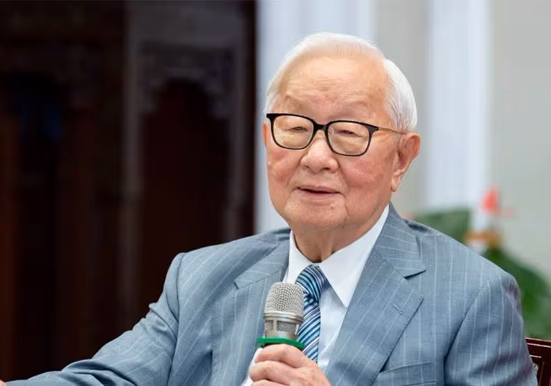 張忠謀喜迎91大壽，退休3年近況曝光，把全部時間都留給太太，70年來每月堅持念兩本英文書，自律惹贊