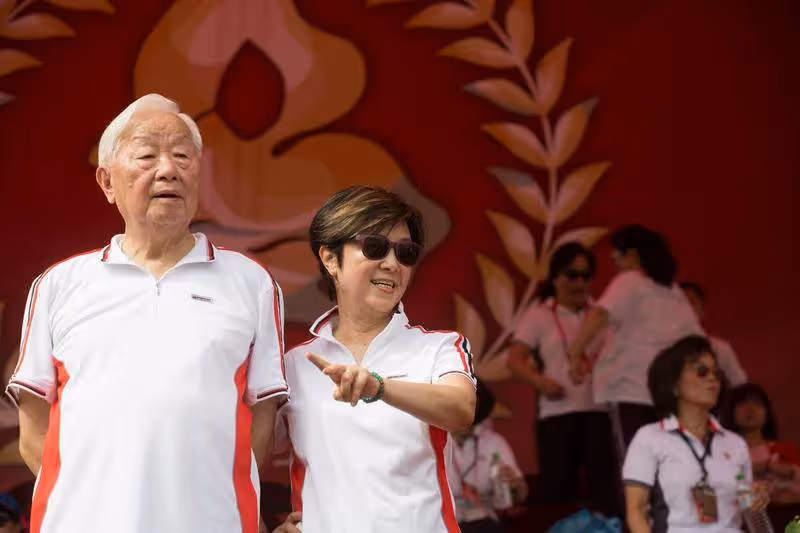 張忠謀喜迎91大壽，退休3年近況曝光，把全部時間都留給太太，70年來每月堅持念兩本英文書，自律惹贊