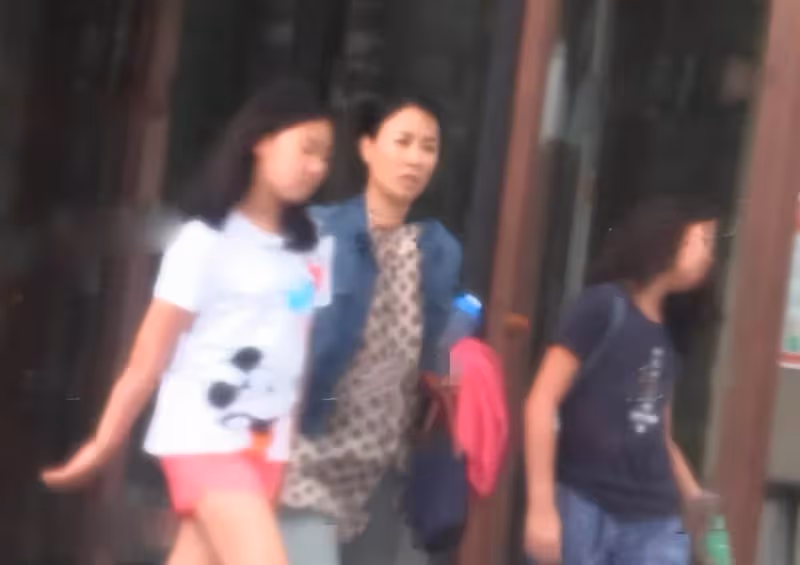 54歲那英和女兒現身英國豪購,14歲女兒長腿吸睛,五官酷似孟桐