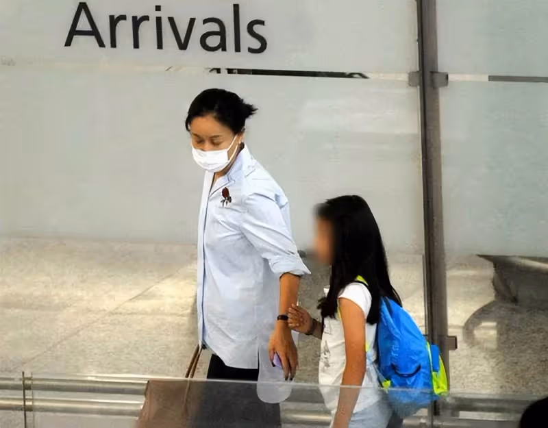 54歲那英和女兒現身英國豪購,14歲女兒長腿吸睛,五官酷似孟桐