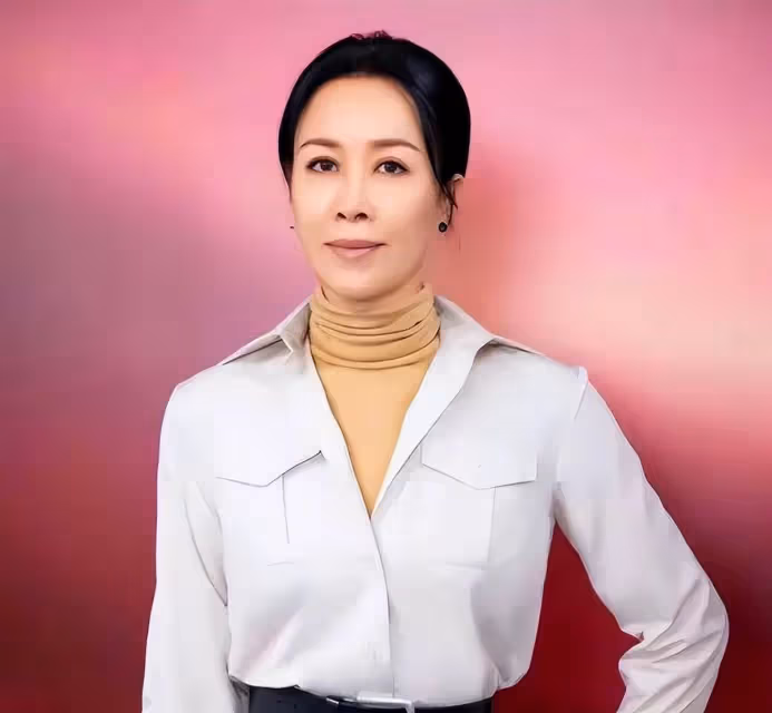 54歲那英和女兒現身英國豪購,14歲女兒長腿吸睛,五官酷似孟桐