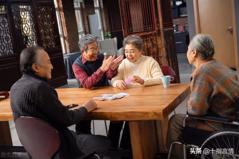 60歲婆婆請男保姆養老,首月花銷近一萬,兒媳憤怒:給我們留點錢