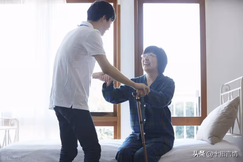 60歲婆婆請男保姆養老,首月花銷近一萬,兒媳憤怒:給我們留點錢