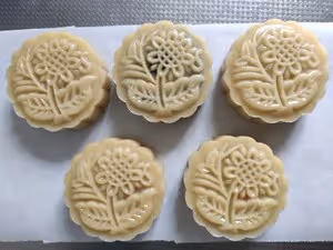 簡單的月餅（不用轉化糖漿，不用梘水，不塌腰，不泄腳）