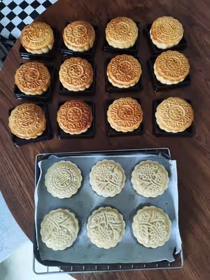 簡單的月餅（不用轉化糖漿，不用梘水，不塌腰，不泄腳）