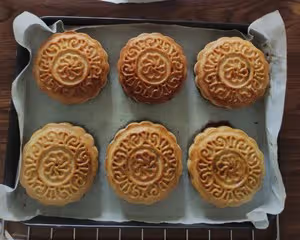 簡單的月餅（不用轉化糖漿，不用梘水，不塌腰，不泄腳）