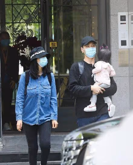 高圓圓不懼被吐槽長胖，變身吃貨分享美食，滿臉自信顏值依舊能打