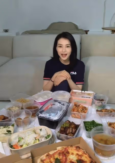 高圓圓不懼被吐槽長胖，變身吃貨分享美食，滿臉自信顏值依舊能打