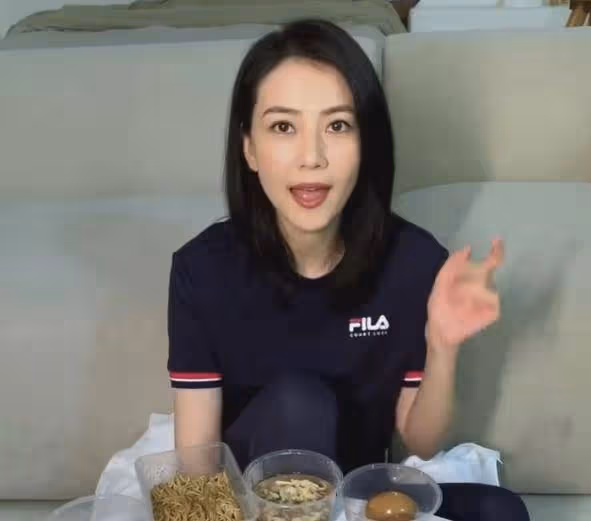 高圓圓不懼被吐槽長胖，變身吃貨分享美食，滿臉自信顏值依舊能打