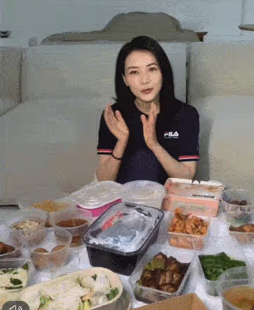 高圓圓不懼被吐槽長胖，變身吃貨分享美食，滿臉自信顏值依舊能打