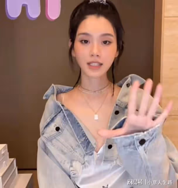 奚夢瑤曬高檔絲綢睡衣，5件總價值超2W，為近1歲女兒準備萬元包