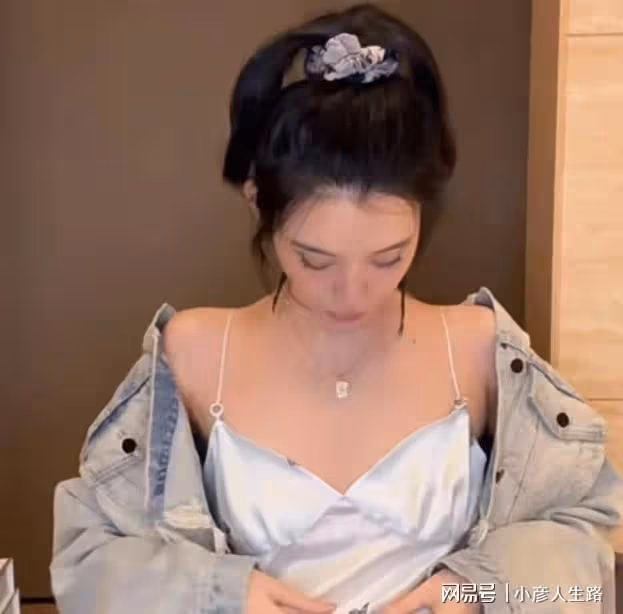 奚夢瑤曬高檔絲綢睡衣，5件總價值超2W，為近1歲女兒準備萬元包