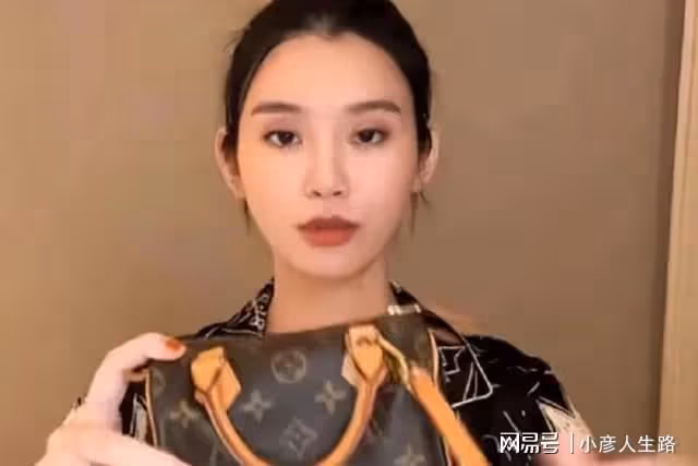 奚夢瑤曬高檔絲綢睡衣，5件總價值超2W，為近1歲女兒準備萬元包