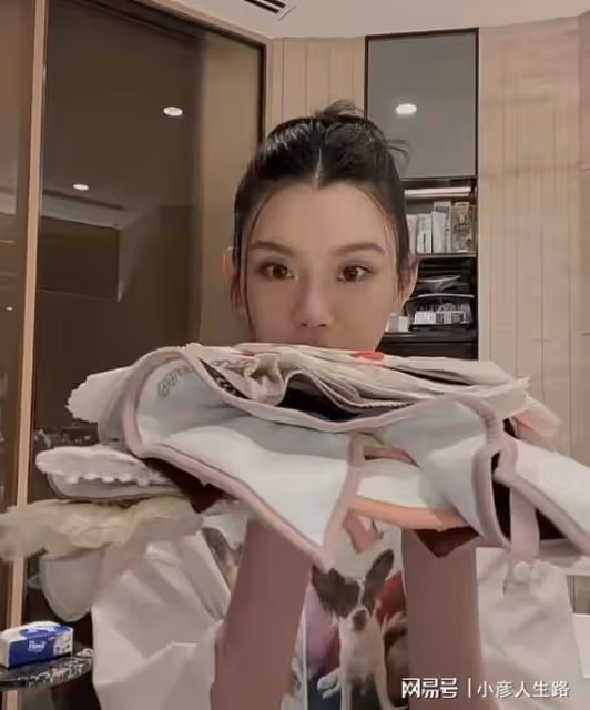 奚夢瑤曬高檔絲綢睡衣，5件總價值超2W，為近1歲女兒準備萬元包