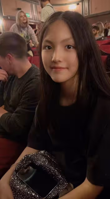 李湘一家英國生活優渥!王詩齡滿身奢侈品看歌劇,一雙美腿瘦成杆