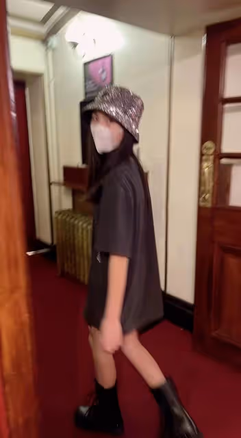 李湘一家英國生活優渥!王詩齡滿身奢侈品看歌劇,一雙美腿瘦成杆